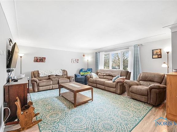 5th image of 708 Ash St