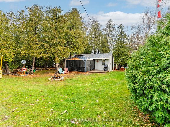 2nd image of 33 Gloucester Grv