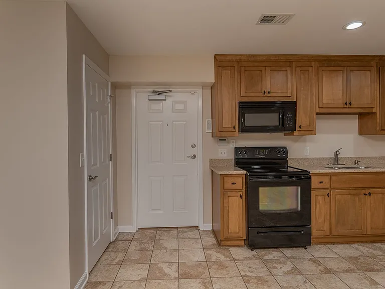 913 Walker St #102 — Photo 7