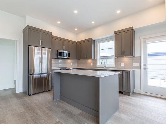 4th image of 22348 North Ave #511