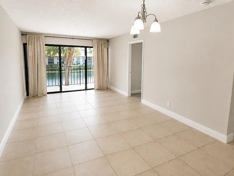 1463 Lake Crystal Dr #G — Photo 6
