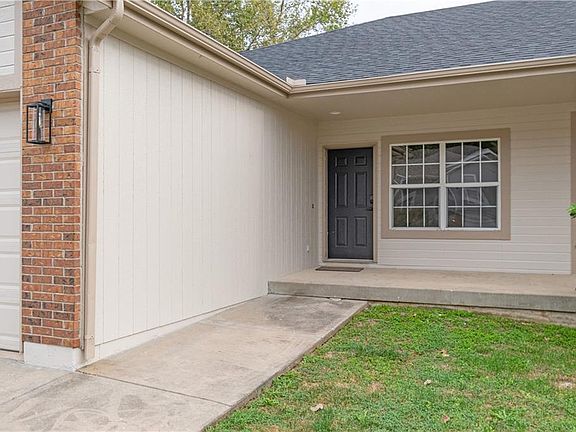 2nd image of 1211 NW Scenic Dr