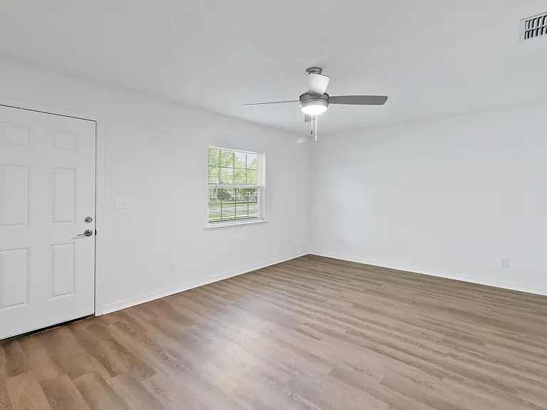 225 Montana Ave — Photo 3