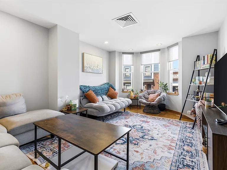 419 E 3rd St #1 — Photo 4