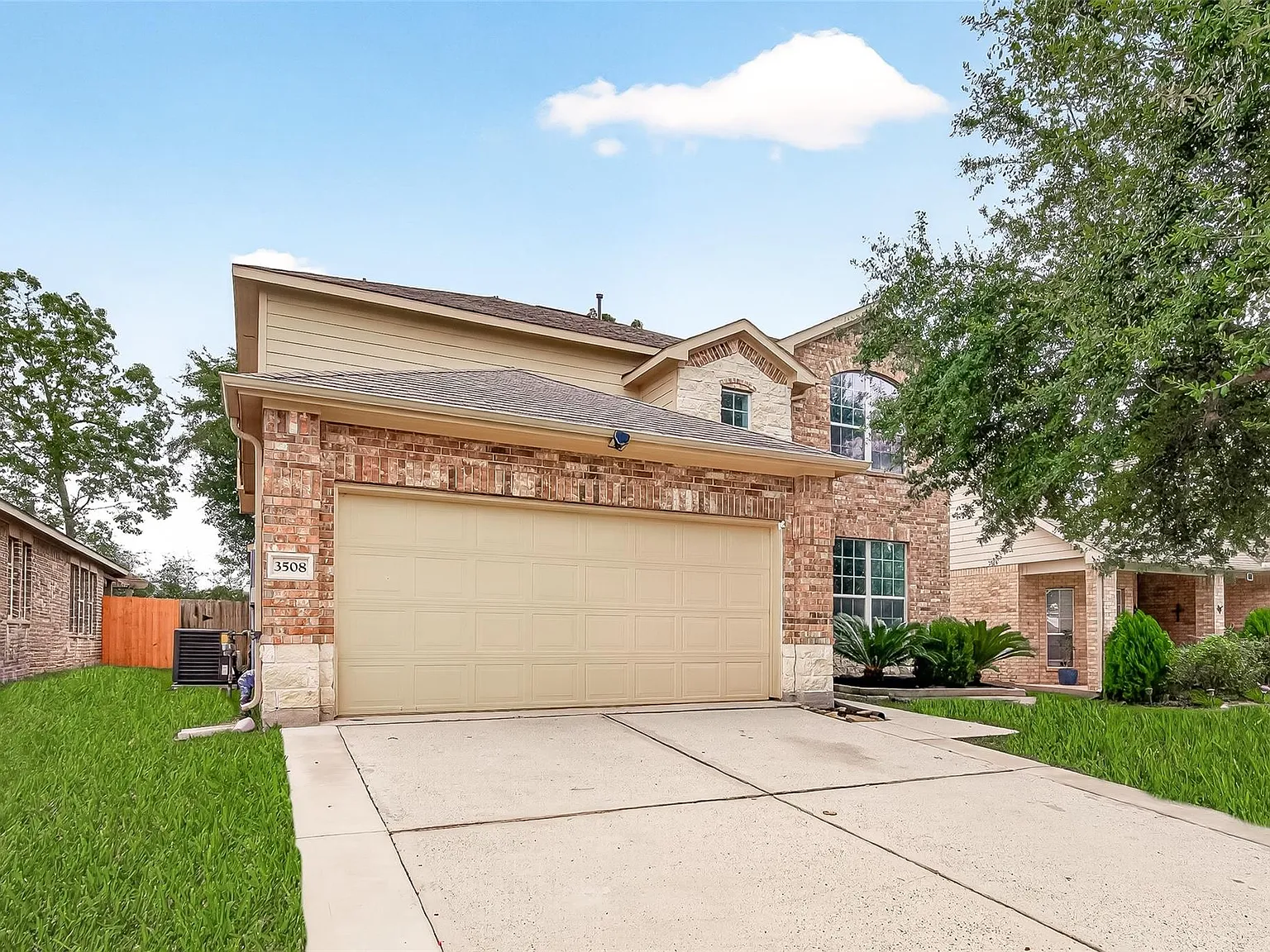 4 bed, 2.5 bath, 2676 sqft, $2,500 — Photo 2