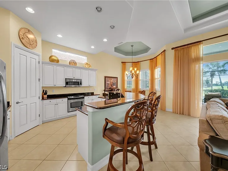 7672 Sussex Ct — Photo 7