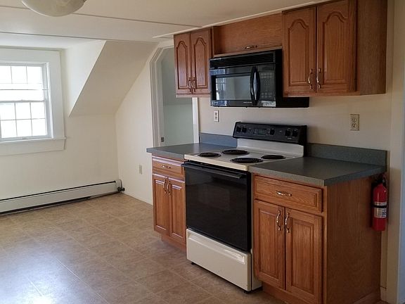 Large, bright, open kitchen, w/built in microwave pictured