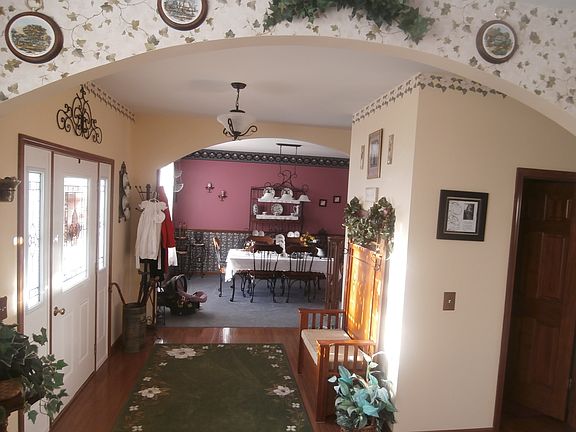 Foyer–Hardwood Floor