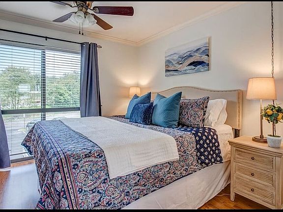 Br with ceiling fan 
