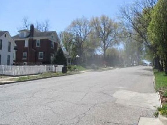 Exterior Neighborhood (street photo)