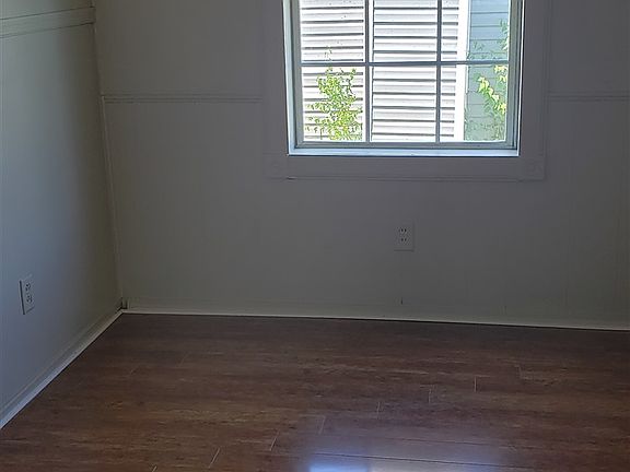 5th image of 818 Burdette St