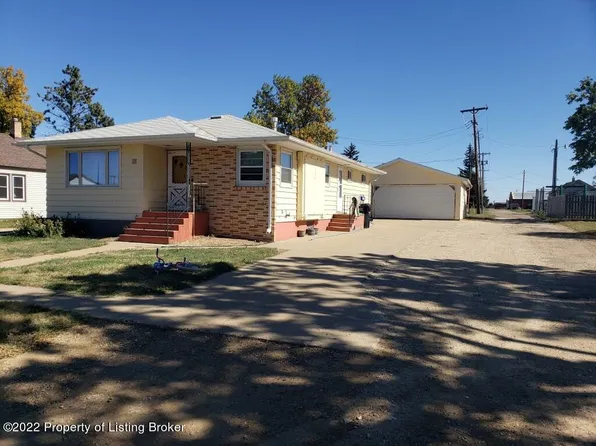 111 4th St N, Richardton, ND 58652