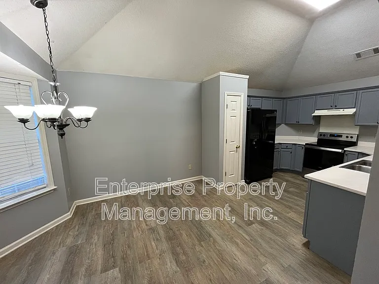 6986 Parkbrook Ln — Photo 11