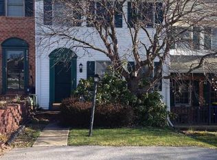 2585 Woodmont Dr, York, PA 17404