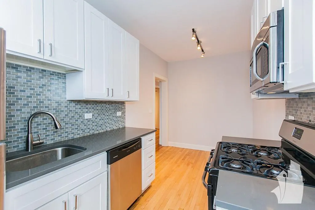 2 bed, 900 sqft, $2,795 — Photo 3