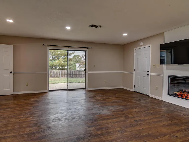199 Lancashire Dr — Photo 15