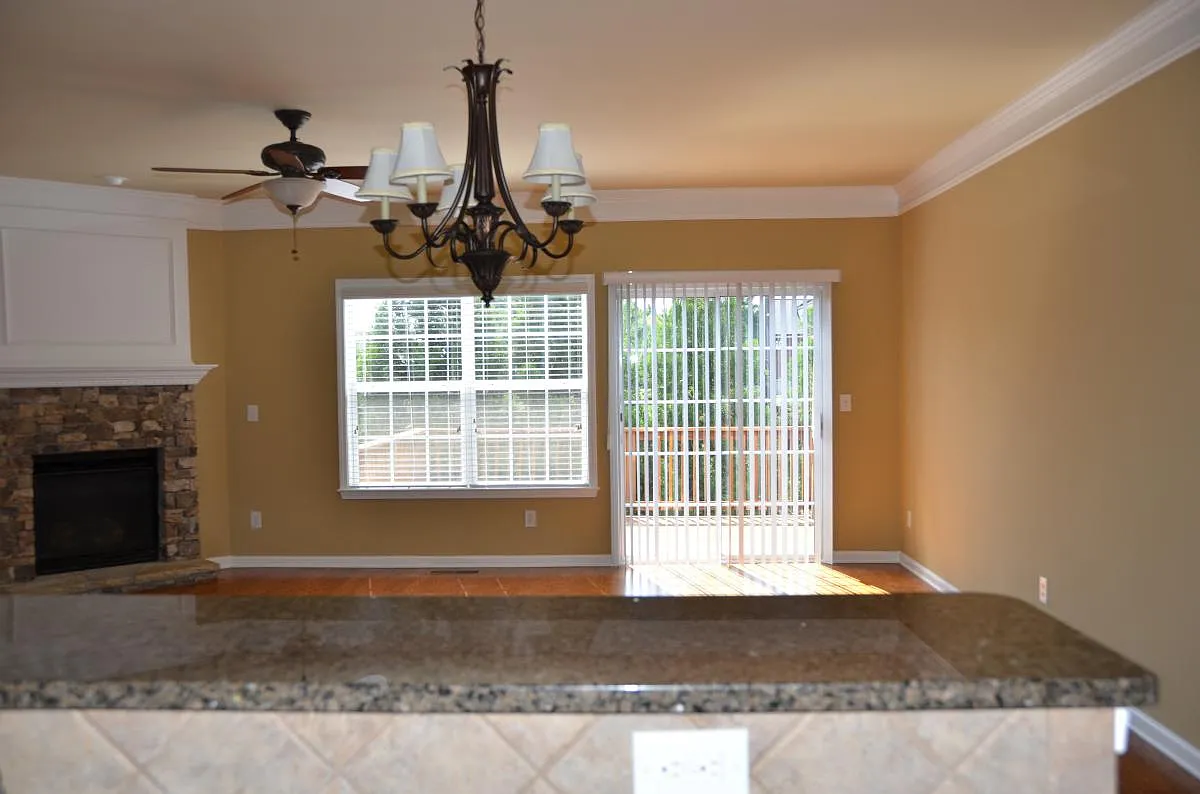 3 bed, 3.5 bath, 2022 sqft, $2,500 — Photo 3