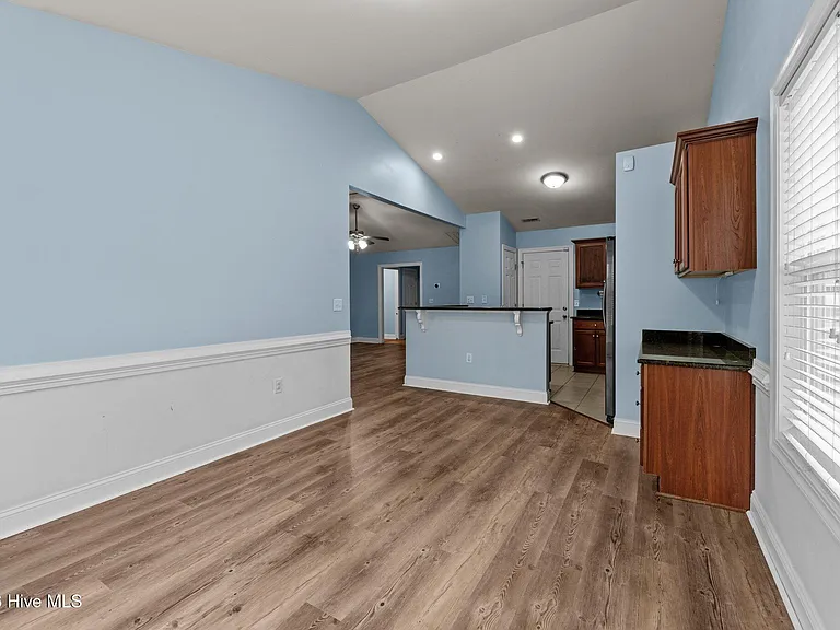 300 Hawks Bluff Dr — Photo 13