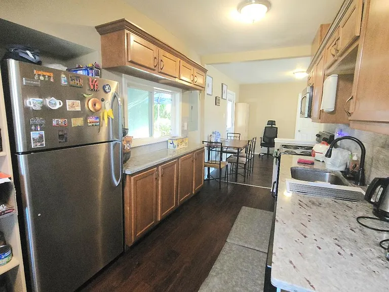 231 Military Rd E — Photo 5