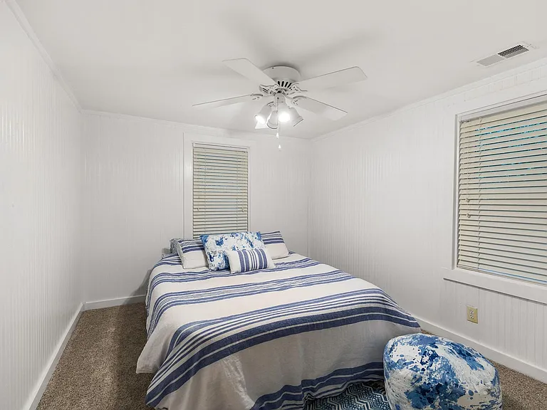 1421 Hindman Ave — Photo 8