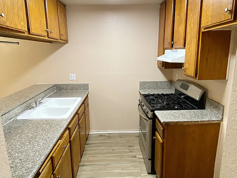 2475 Cedar Ave #D — Photo 13