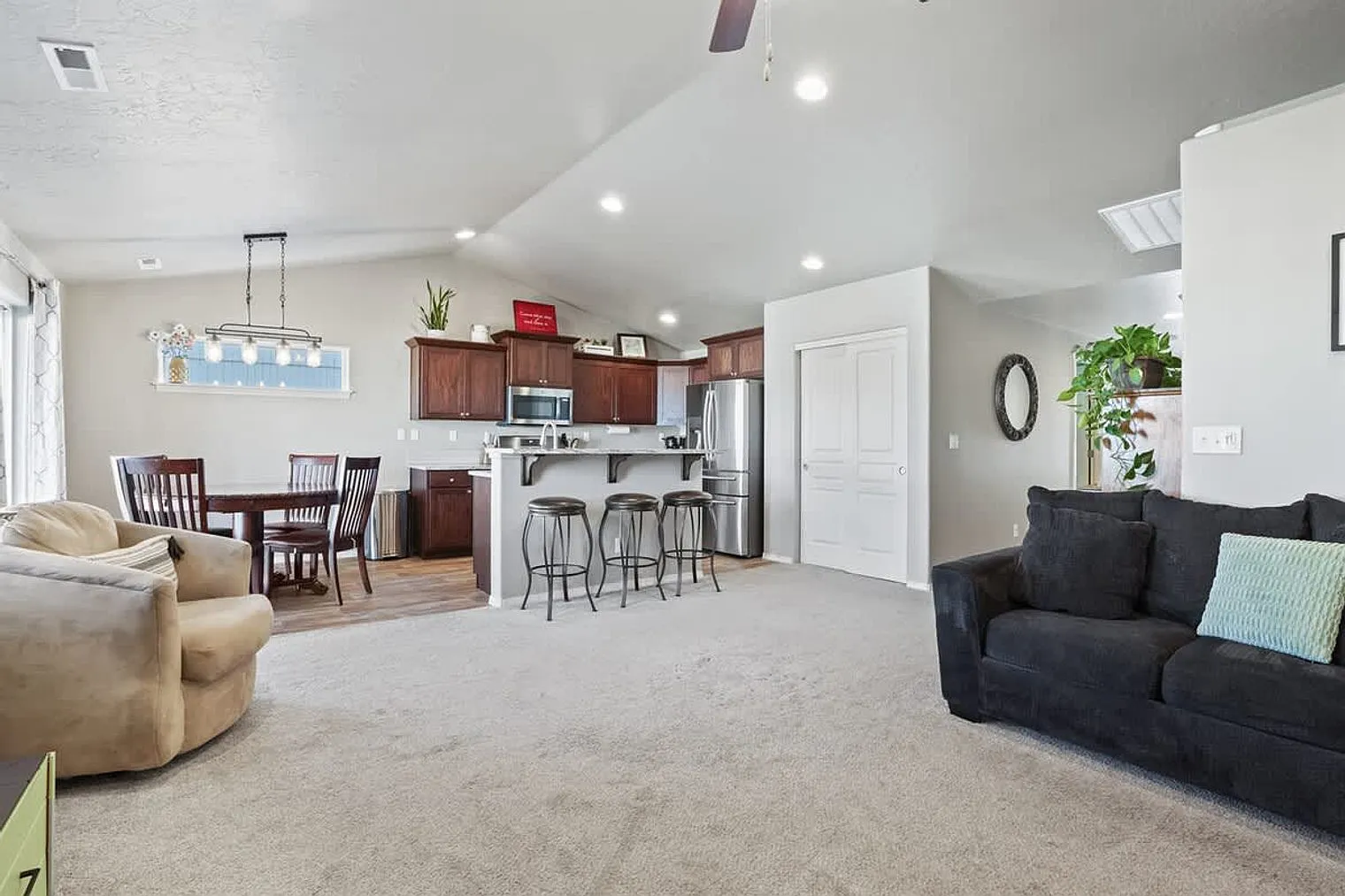 3 bed, 2.0 bath, $5,823 — Photo 2