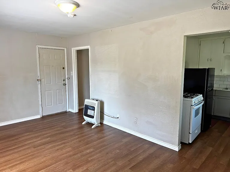 2409 Avenue D — Photo 3