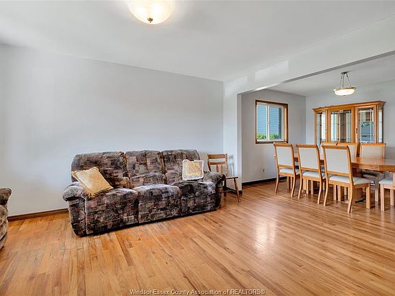 5th image of 1042 Brookview Cres