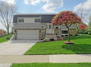 1960 Cambridge Ln, Wheaton, IL 60189