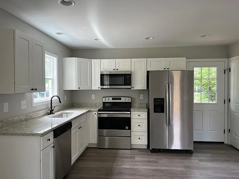 252 W Newton St — Photo 3