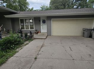 518 East St, Phillips, NE 68865