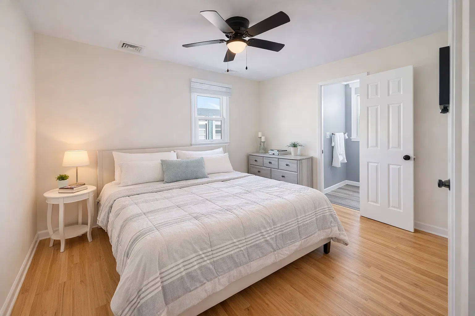 111 E Dawes Ave — Photo 4