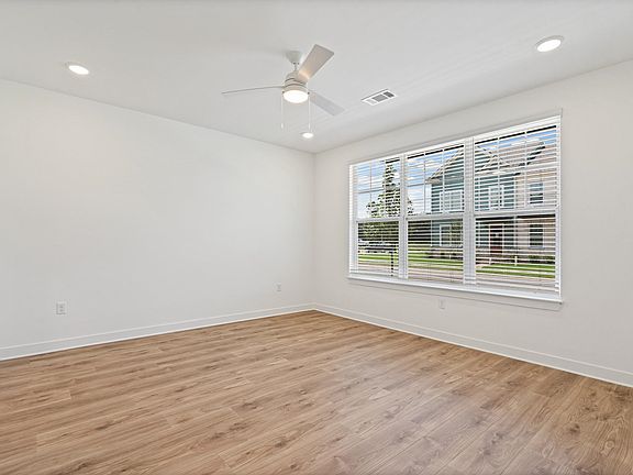 3rd image of 3050 Portage Dr