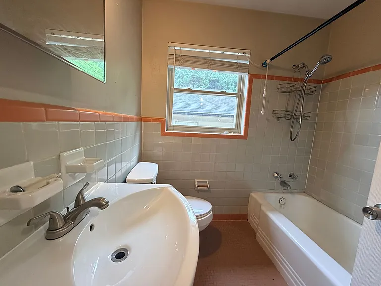 1008 Broadway St — Photo 10