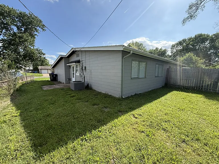 651 Southwell Ln — Photo 12