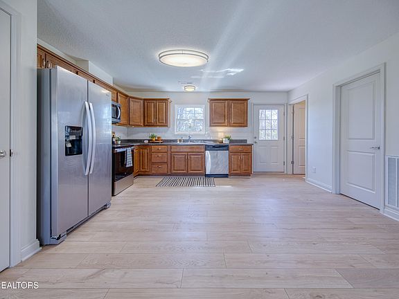 5th image of 221 Heritage Crossing Dr
