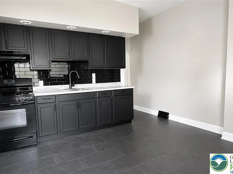 622 E Locust St — Photo 7