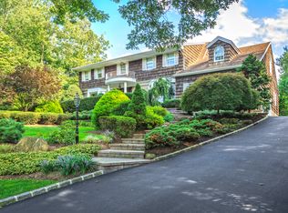 12 Daniel Ln, Dix Hills, NY 11746
