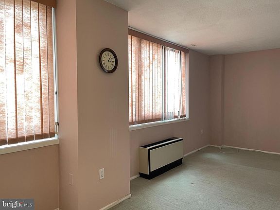 5th image of 1420 Locust St APT 20Q