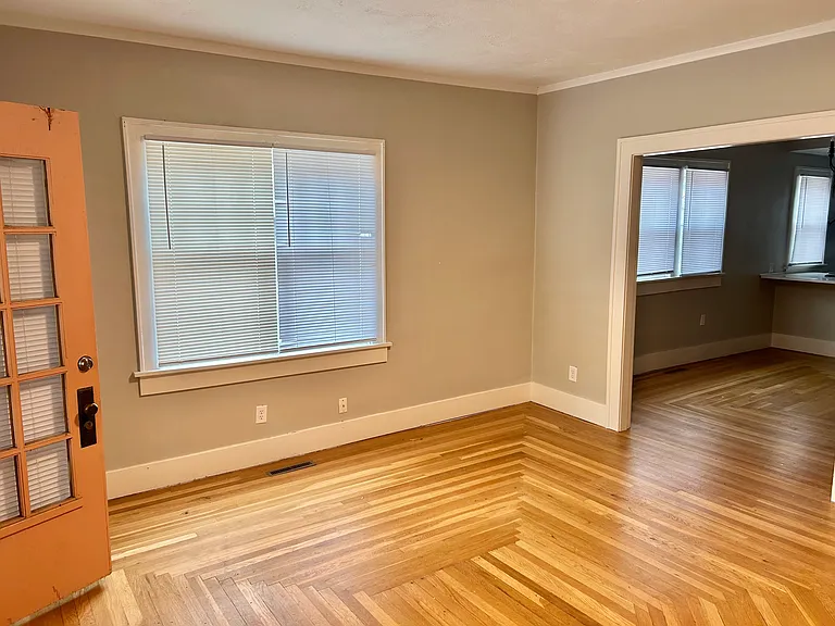 1015 W Franklin Ave — Photo 8