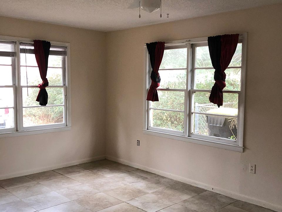 2nd image of 21 San Fernando Blvd