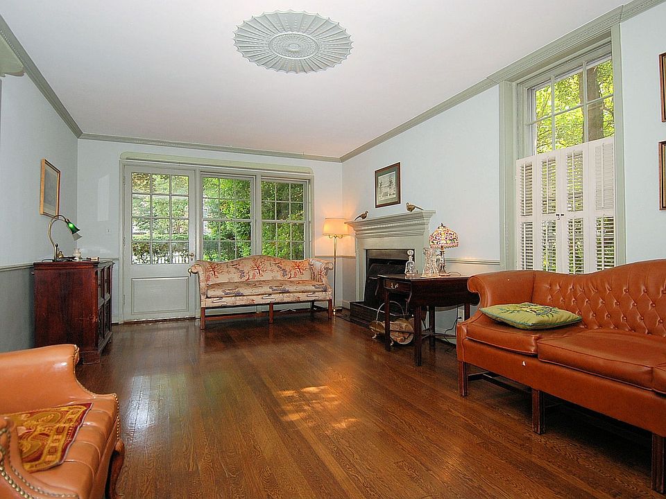 Living Room/Library