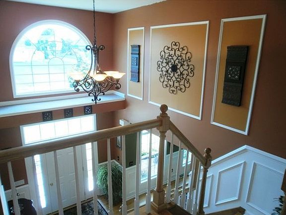 2 Story Foyer with Cutomer Detailing