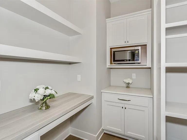 2418 N Bluestone St — Photo 7