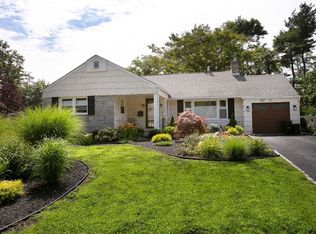 132 Overlook Ter, Roslyn Heights, NY 11577