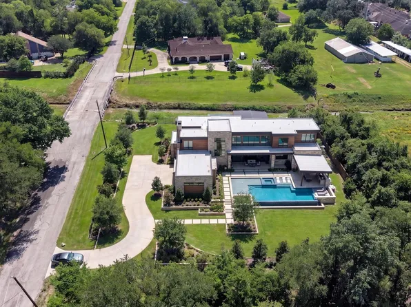 15721 Oleta Ln, Sugar Land, TX 77498