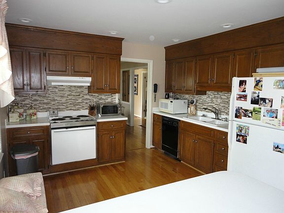 3rd image of 305 Wyndwood Dr