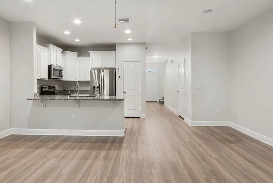 3 bed, 2.5 bath, 1496 sqft, $2,050 — Photo 3
