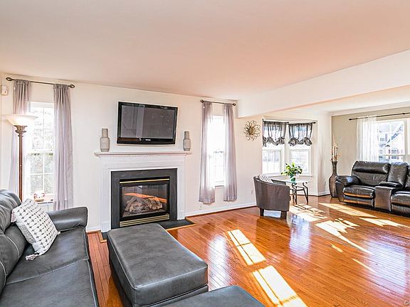 4th image of 7904 Gardenwood Ct
