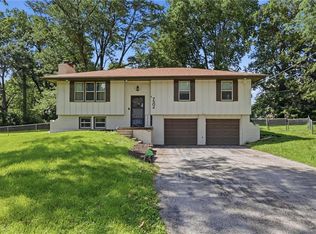 7502 Donal Ave, Pleasant Valley, MO 64068